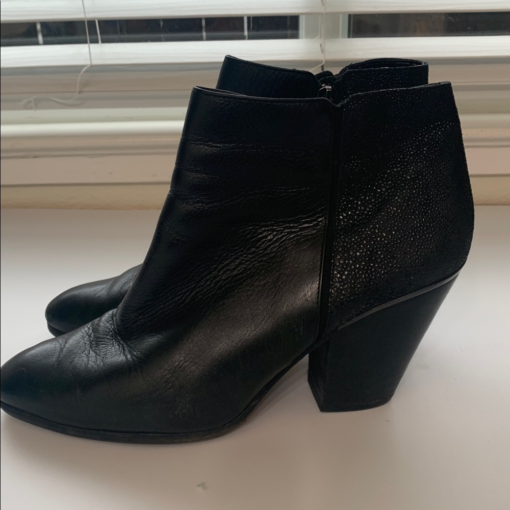 Dolce Vita Black Textured Leather Heeled Bootie Size 10 - Picture 3 of 11